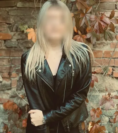 Christina, 32