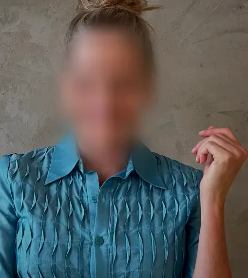 Manuela, 39