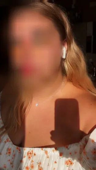 Mia, 27