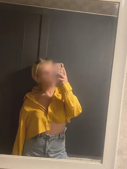 Nina, 23